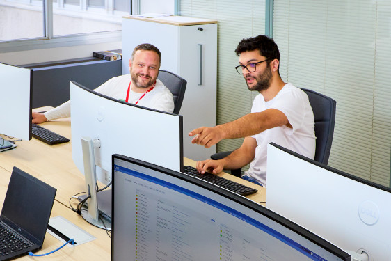 Collaborateurs de DCS traivaillant en équipe