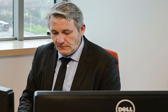 Homme à son bureau